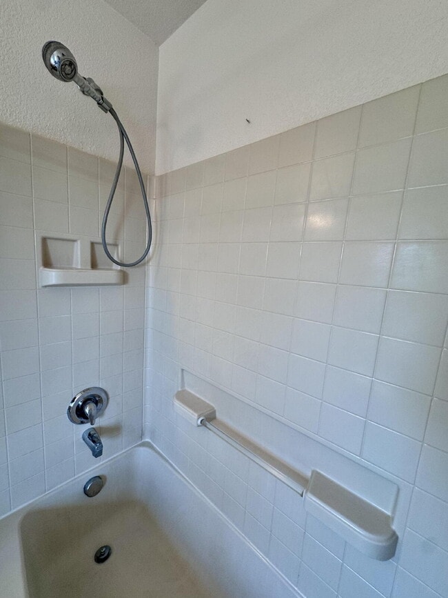 Building Photo - 7031 S Oak Hill Cir