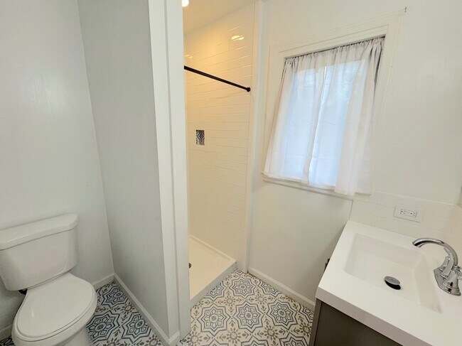 Building Photo - 1412 E 51st St