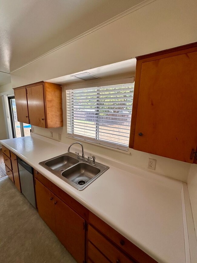 Building Photo - 3 BEDROOM 2 BATH HOME IN SOUTH REDDING