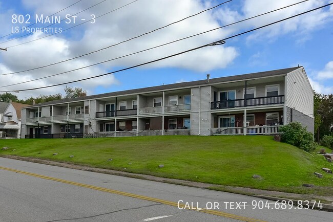 Building Photo - 802 Main St