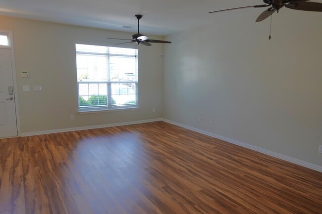 Building Photo - 202 Elise Dr