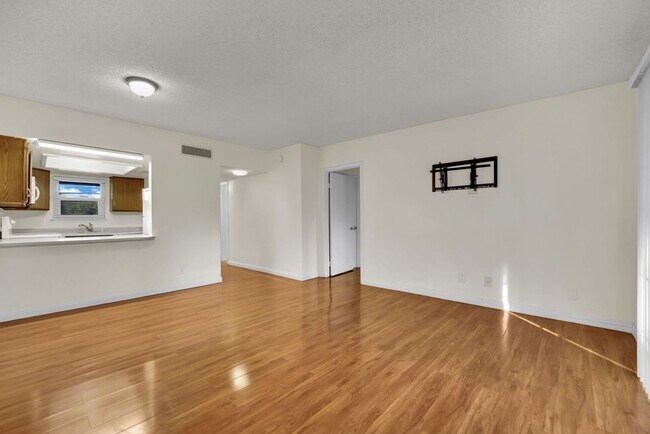 Building Photo - Very Nice 2bd/2ba Condo!! Gated Friendly Community w/ Pool!!