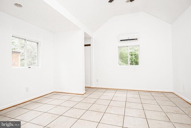 Building Photo - 3242 Holly Hill Dr