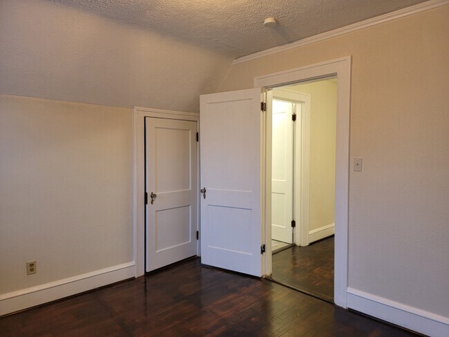 Building Photo - 67 Greenbriar Ave