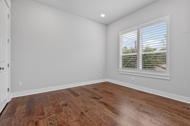 Building Photo - 909 Oak St