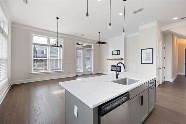 Building Photo - 109 Village Green Ave