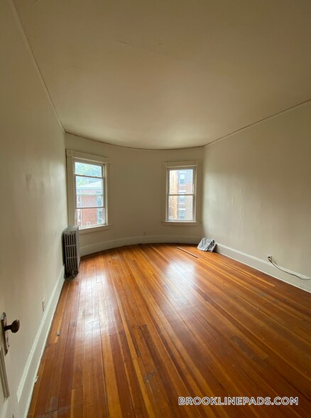Building Photo - 1595 Beacon St