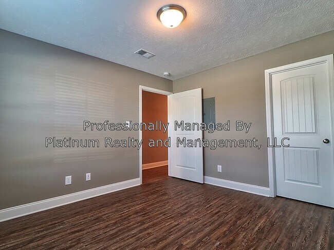 Building Photo - 325 Landrum Pl