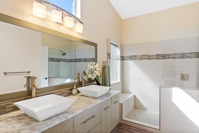 Building Photo - 4906 N Sabino Gulch Ct