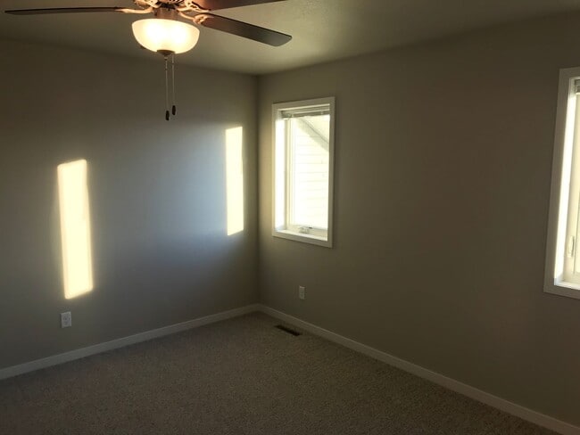 Building Photo - 4 Bed 2 Bath Single Family Home
