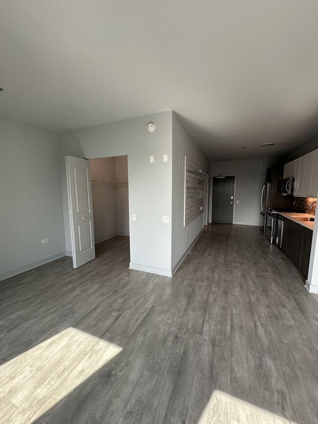 Building Photo - 0 bedroom in Chicago IL 60613