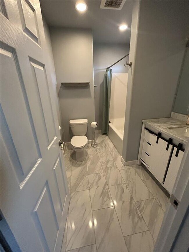 Building Photo - 211 Baker St