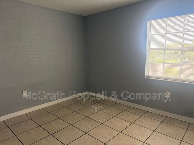 Building Photo - 3826 Lakeshore Dr