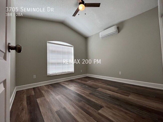 Building Photo - 3705 Seminole Dr