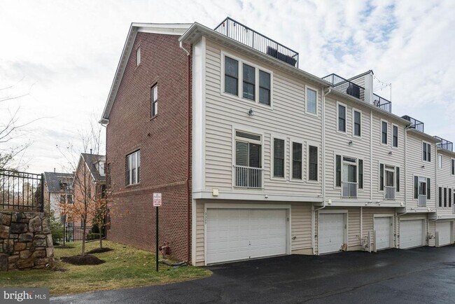 Building Photo - 3309 S Kemper Rd