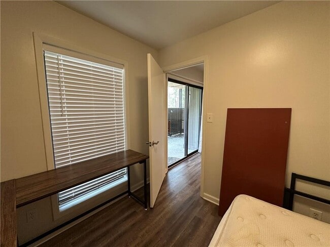 Building Photo - 303 River Run Dr