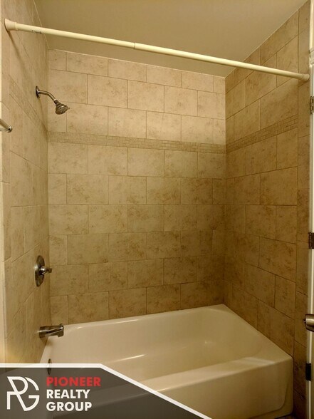 Building Photo - 557 W Arlington Pl