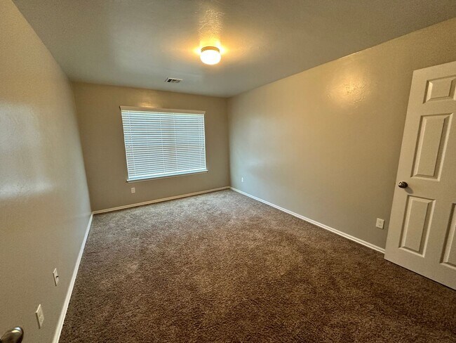 Building Photo - 3 bed 2 bath in Mustang- Move in Special!