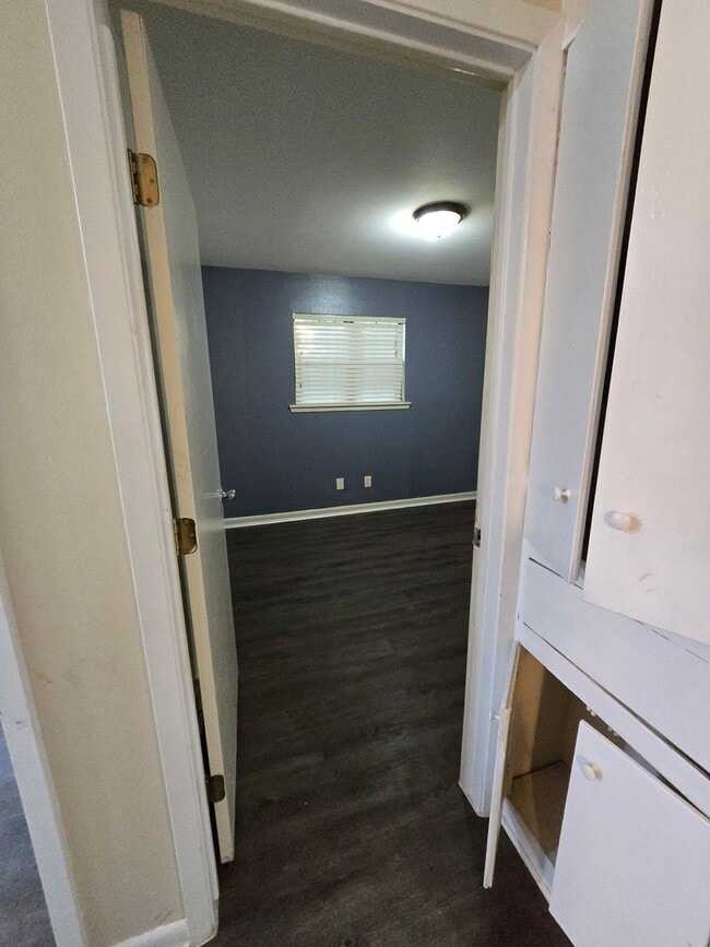 Building Photo - 3 bedroom 1.5 bathroom--Shady Grove Neighb...