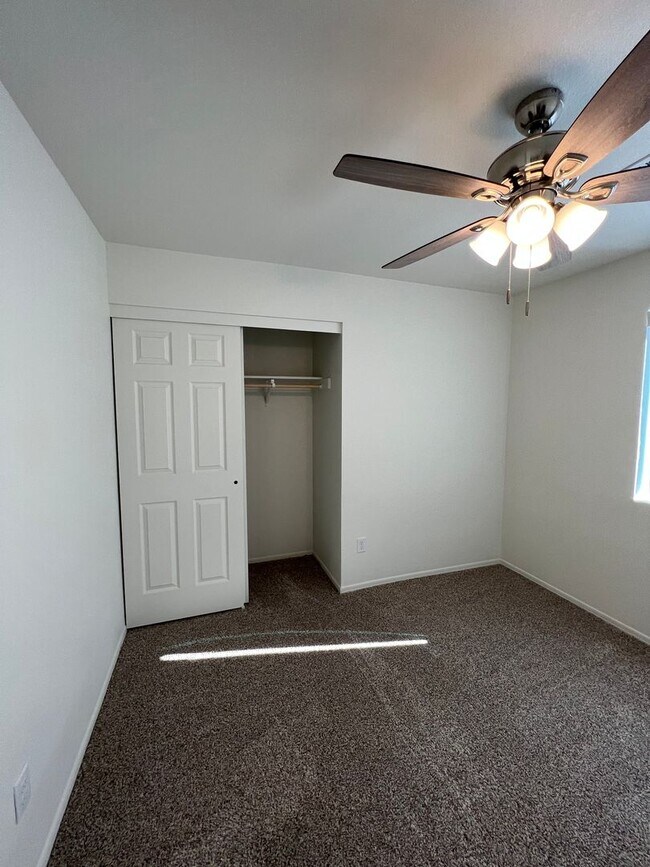 Building Photo - 4 BEDROOM HOME!