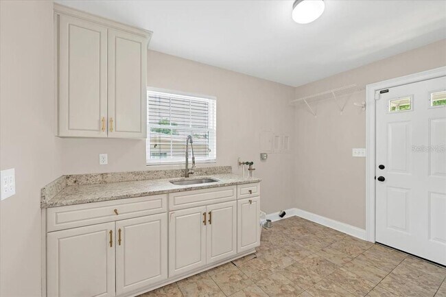 Building Photo - 2328 Woodbine Ave