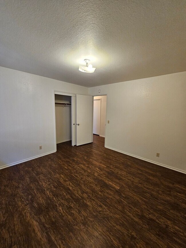 Building Photo - 2356-2356 Bushnell St