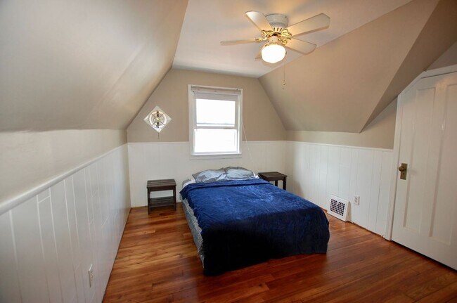 Building Photo - Stunning completely furnished and remodeled 3rd floor suite!