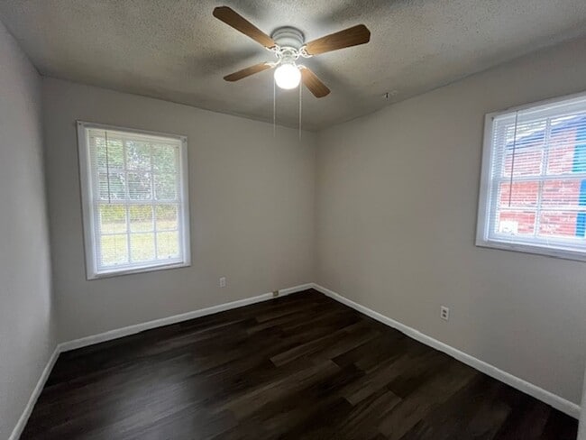 Building Photo - 904 Jamestown Dr