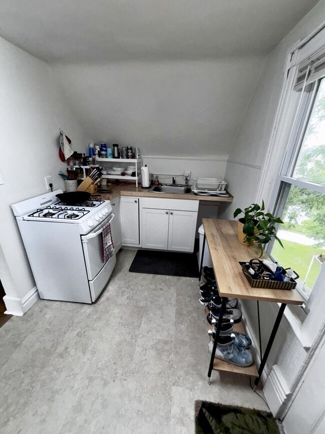 Building Photo - Charming 2-Bedroom Apartment with River Views