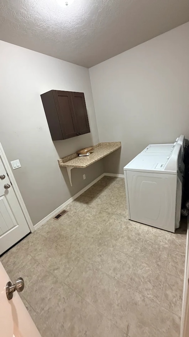 Building Photo - 3bed 2bath duplex, all appliances included, 2 car garage