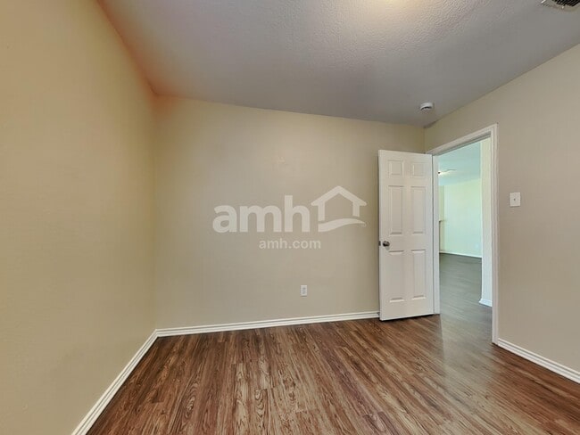 Building Photo - 106 Robin Ln