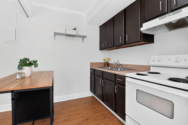 Building Photo - Charming One Bedroom Apartment In The Heart of Plaza Midwood!