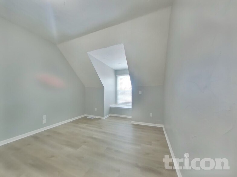 Building Photo - 302 E 123rd Terrace