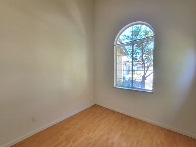 Building Photo - Lovely and Spacious 4-bedroom Beauty in De...