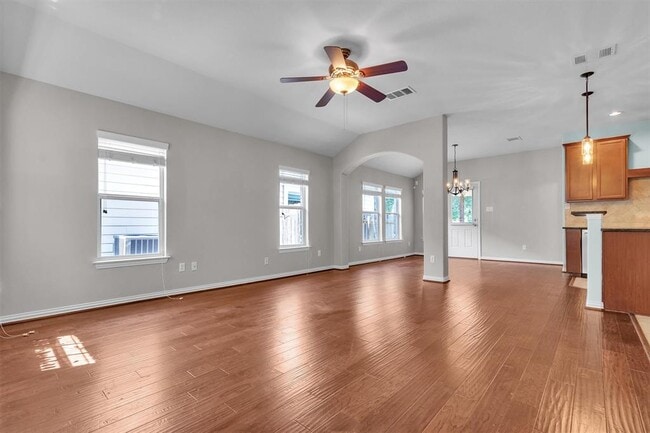 Building Photo - 204 Chickadee Ln