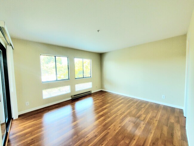 Building Photo - Spacious 2 bedroom 2 bath condo with perfect floor plan