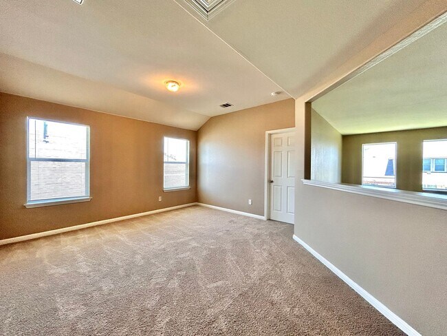 Building Photo - Your Next Home Awaits – Roomy, Bright & Co...