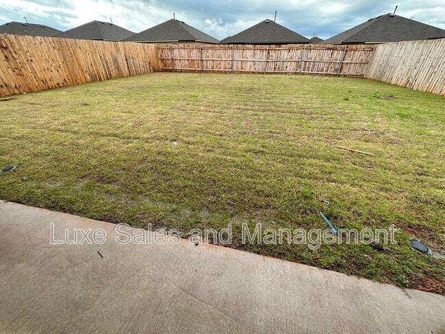 Building Photo - 10516 SW 41st Pl