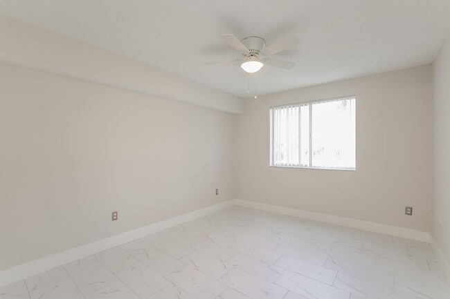 Building Photo - Remodeled, Move-In Ready 3-Bedroom Condo in Prime Naples Location