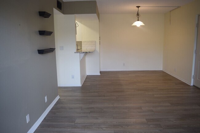 Building Photo - Updated 2 bed 2 bath condo in Midport II