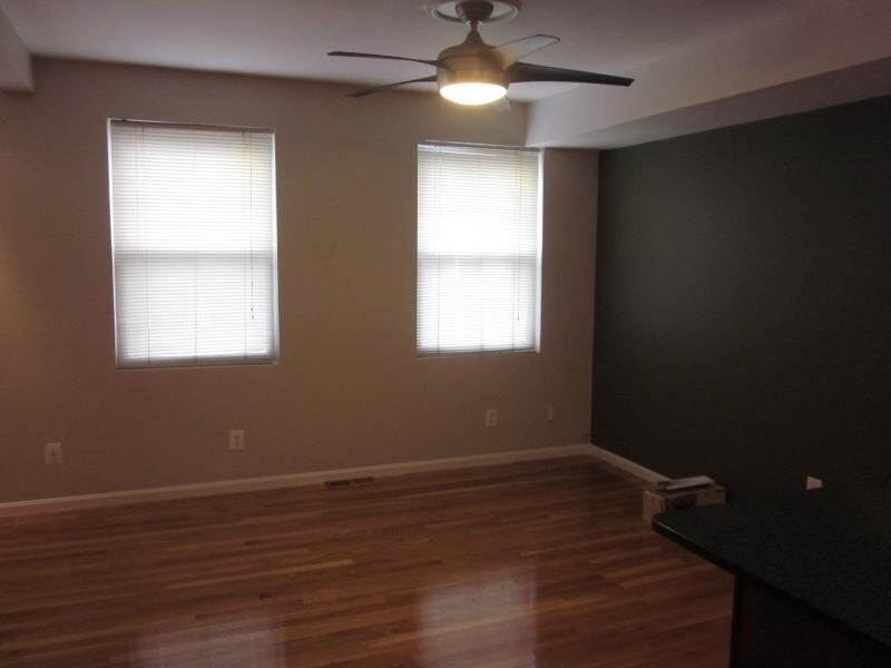 Building Photo - 202 W 9th St