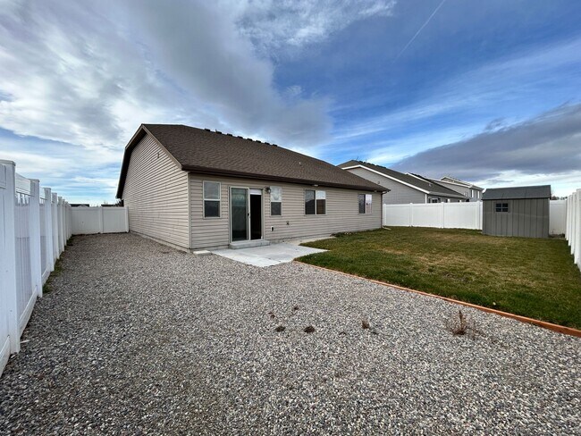 Building Photo - *$200 OFF FIRST MONTH RENT! | BEAUTIFUL 3 bed, 2 bath home in the desirable Summerfield Subdivision