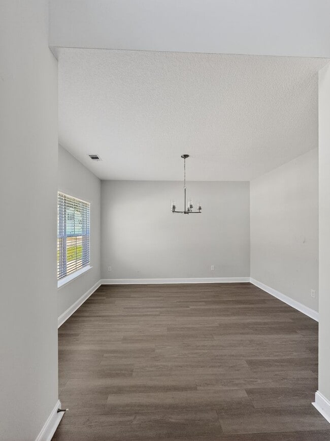 Building Photo - RATE DROP ALERT (was $2200/month) and MOVE-IN SPECIAL: 1st FULL MONTH'S RENT FREE**