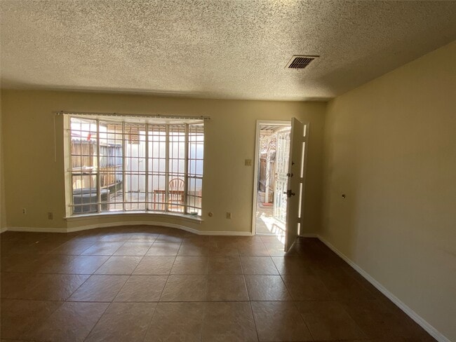 Building Photo - 8470 Leawood Blvd