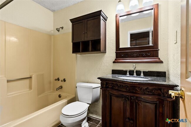 Building Photo - 2407 Hidden Valley Dr