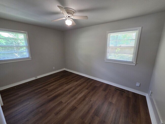 Building Photo - Lovely 3 bedroom 1 bath with spacious kitchen and tons of natural light!