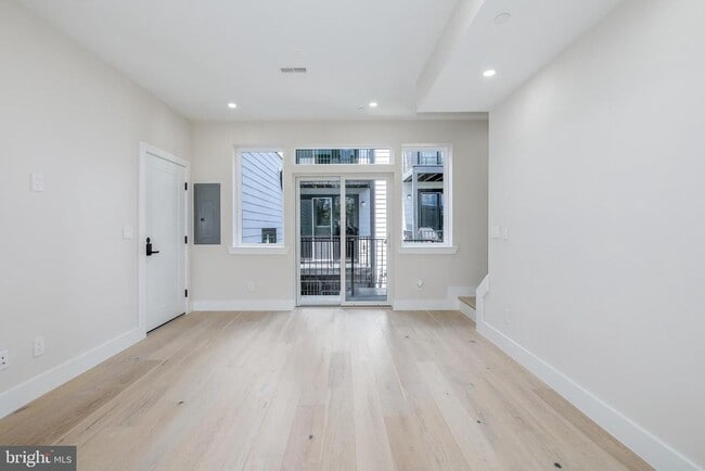 Building Photo - 722 Kenyon St NW
