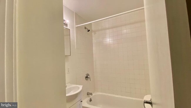 Building Photo - 332 S 17th St