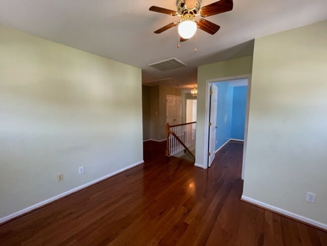 Building Photo - Amazing Hillsborough Home!