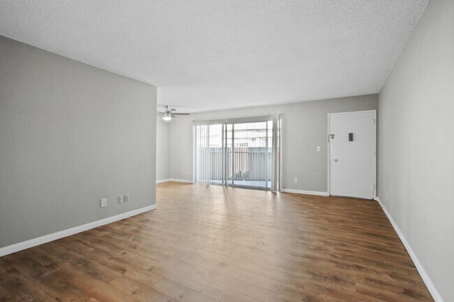 Interior Photo - 3625 Mentone Ave